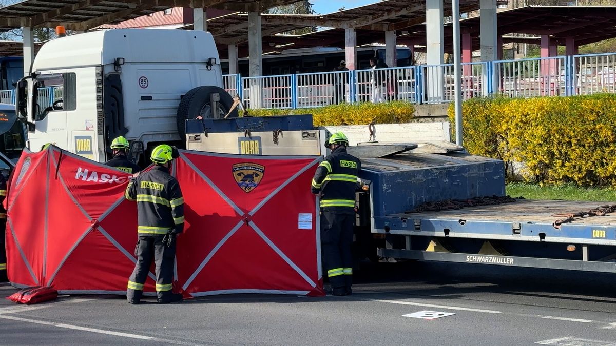 Chodec v Kladně zemřel po střetu s nákladním autem